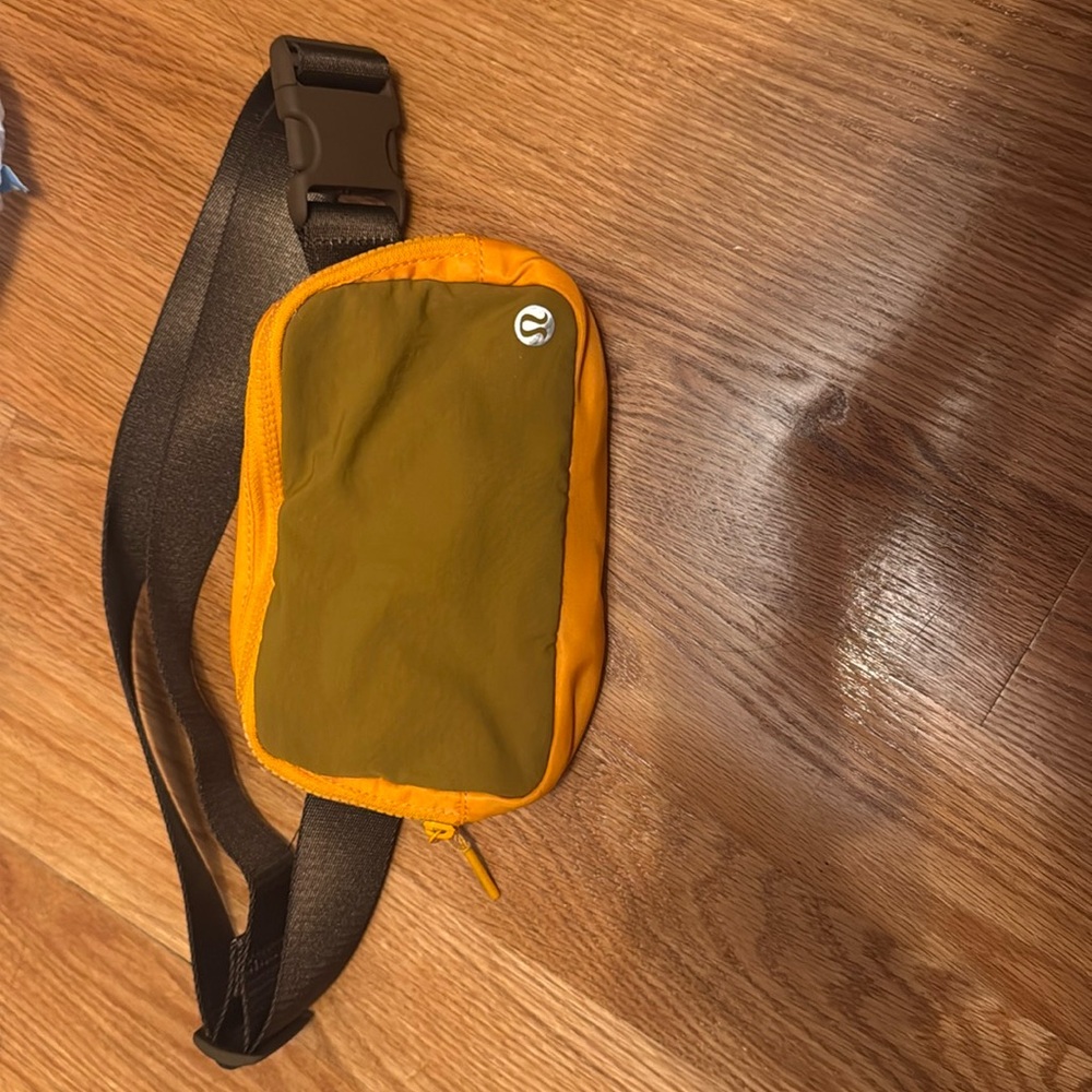 Super cute lululemon everywhere belt bag 1L gold spice/clementine like new